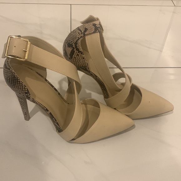 URBAN PLANET snake skin stiletto heels. Size 8. - Picture 2 of 4